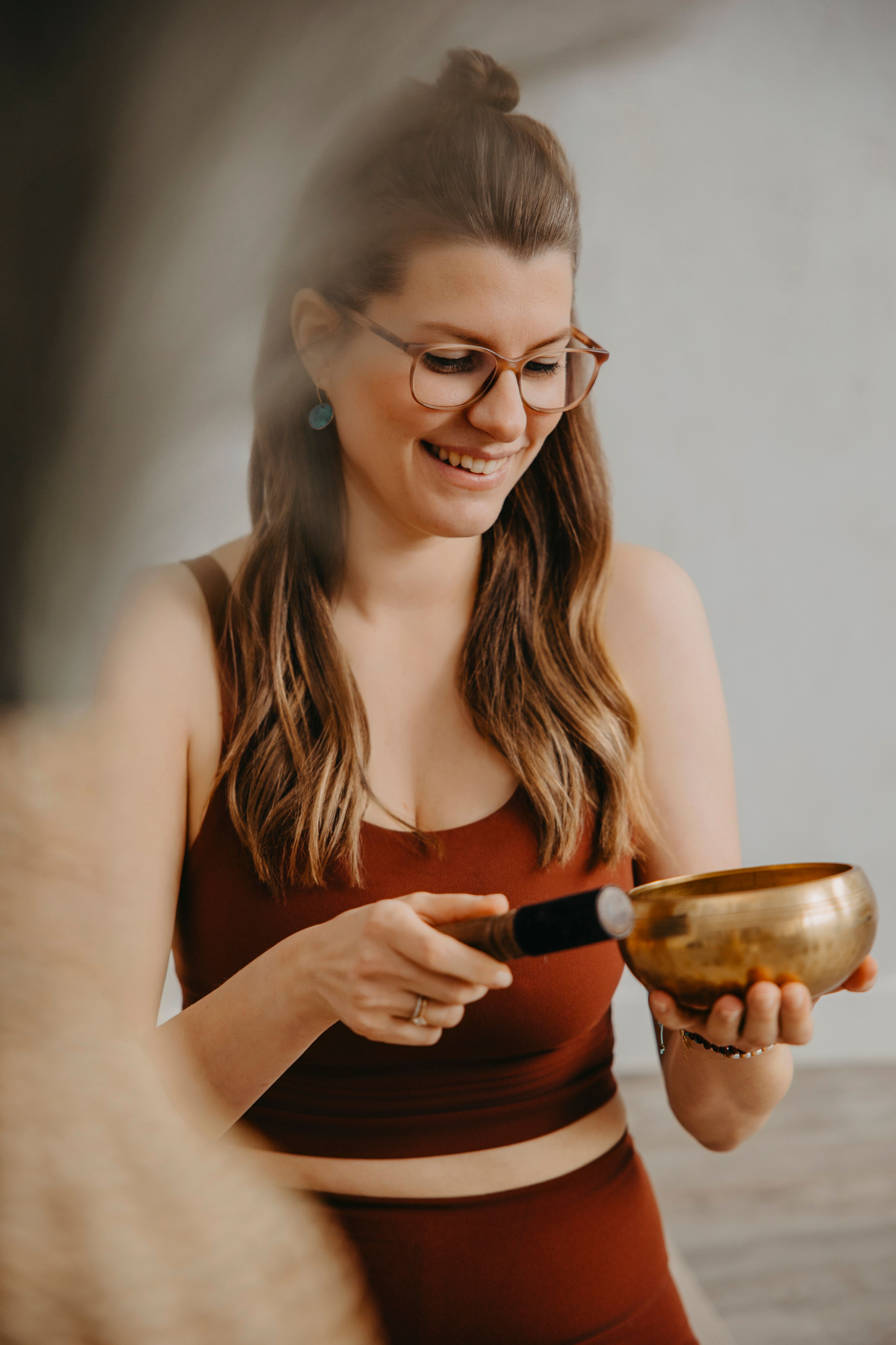 Sharon bespielt eine metallische Klangschale.